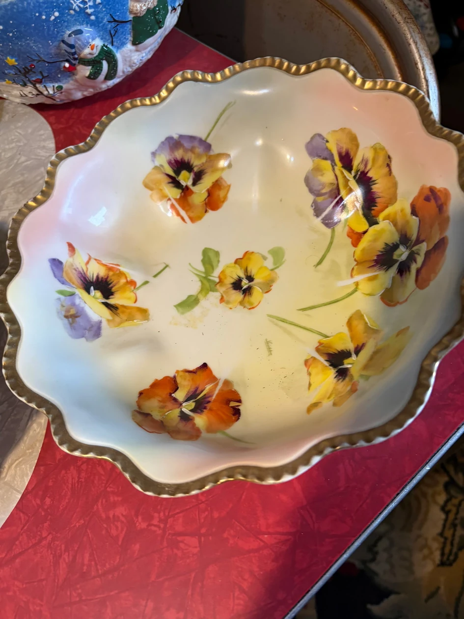 Pansy-pattern serving bowl from the September 26, 2026 auction