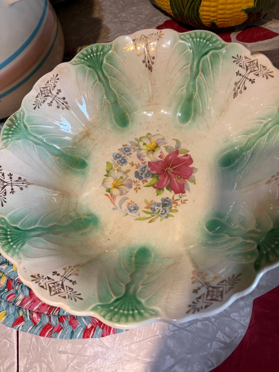 Green floral serving bowl from the September 26, 2026 auction